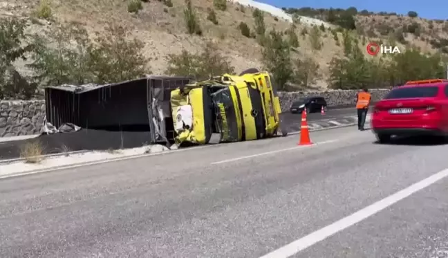 Kömür yüklü Mercedes devrildi: Yol trafiğe kapandı