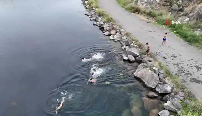 Yaz sıcağında serinlemek isteyenler soluğu Karasu Çayı'nda alıyorlar