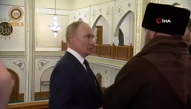 Putin'in camide Kuran-ı Kerim'i öptüğü anlar dikkat çekti