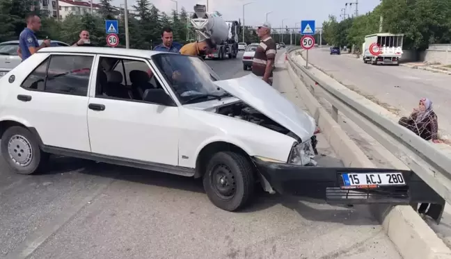 Freni patlayan TOFAŞ otomobil önce bariyere ardından önündeki otomobile çarptı: 1 yaralı