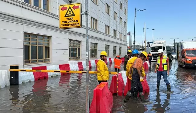 Meteoroloji uyarmıştı! Şiddetli yağış İstanbullulara zor anlar yaşattı