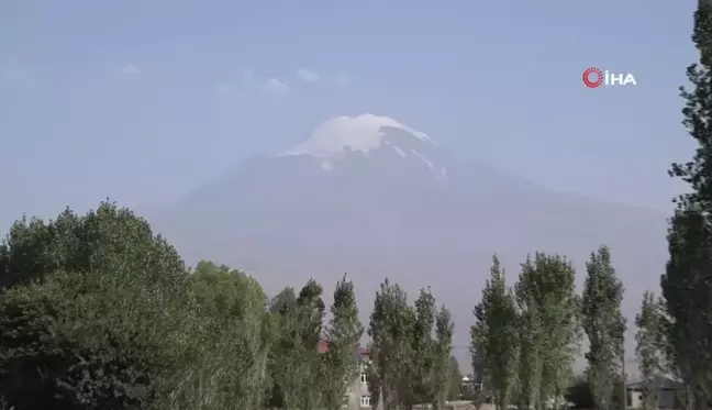 Ağrı Dağı'ndaki buzullar erimeye devam ediyor: Beyazlık seviyesi azalıyor