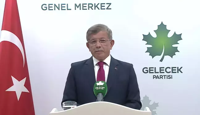 Ahmet Davutoğlu'ndan Teğmenlerin Yemin Törenine Eleştiri