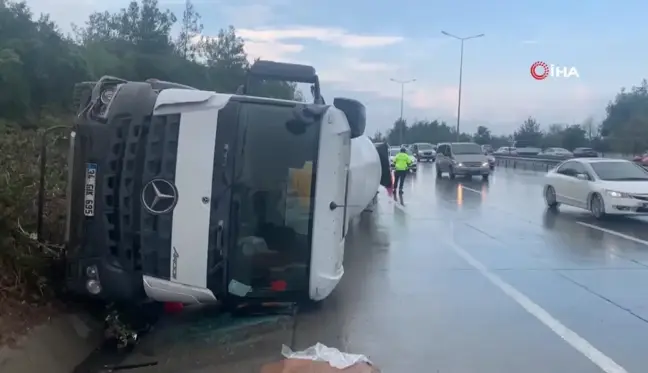 Eyüpsultan'da seyir halindeki beton mikseri devrildi