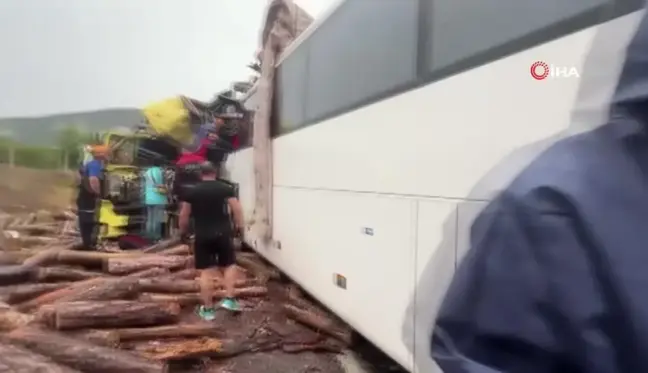 Metro Turizm'e ait otobüs, tomruk yüklü kamyonla çarpıştı: 2 ölü, 23 yaralı