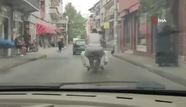 Motosiklete yüklediği eşyalarla görenleri şaşkına çevirdi