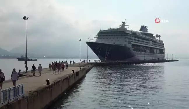 Alanya'ya demirleyen lüks gemide bin 748 turist karaya ayak bastı