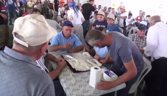 Bu da oğlak yeme yarışması: 10 kilo oğlağı çiğnemeden yediler