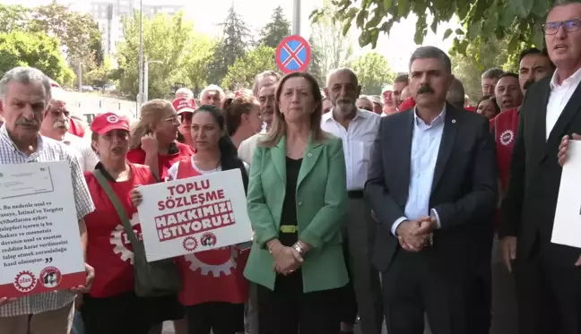 DİSK Genel Başkanı Arzu Çerkezoğlu, Çalışma Bakanlığı önündeki oturma eylemini ziyaret etti