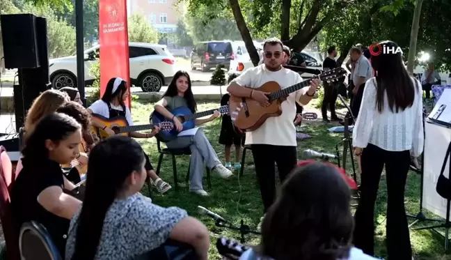 Tatvan Gençlik Merkezi'nden Gitar Kursu Öğrencilerinin Sahilde Konseri