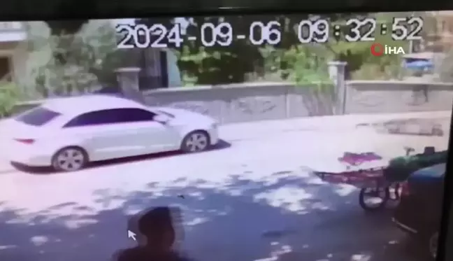 Hafif ticari araç ile motosikletin çarpıştığı kaza kamerada: 1 yaralı