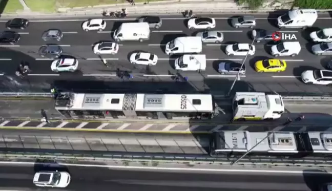 İstanbul'da korkutan metrobüs yangını