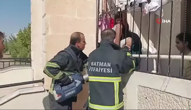 Oyun oynarken balkon korkuluklarına sıkışan çocuk kurtarıldı