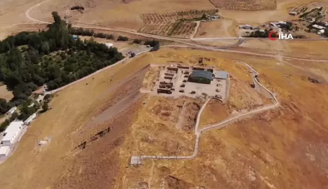 Ayanis Kalesi'nde 2 bin 700 yıllık 3 adet bronz kalkan bulundu