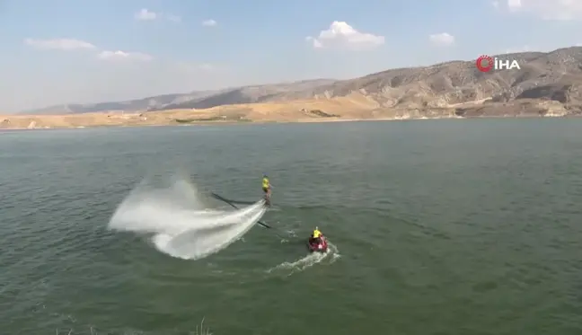 Denizi olmayan Batman'da flyboard gösterisi yoğun ilgi gördü