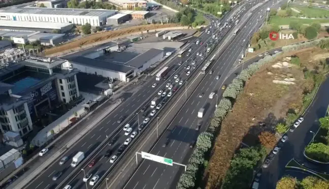 İstanbul'da Okulların Açılmasıyla Sabah Trafik Yoğunluğu Oluştu