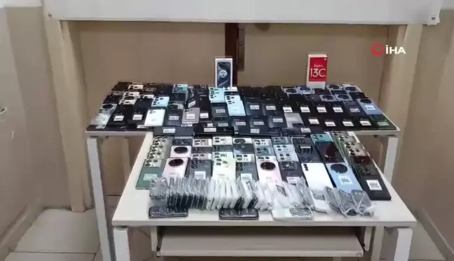 Küçükçekmece'de 385 Kaçak Cep Telefonu Ele Geçirildi