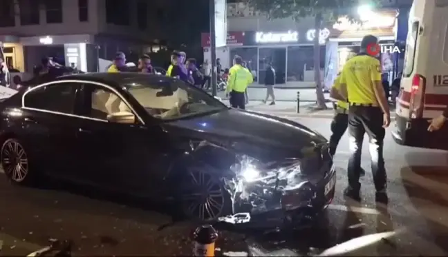 Kadıköy'de Kontrolden Çıkan Otomobil Park Halindeki Araçlara Çarptı: 4 Yaralı