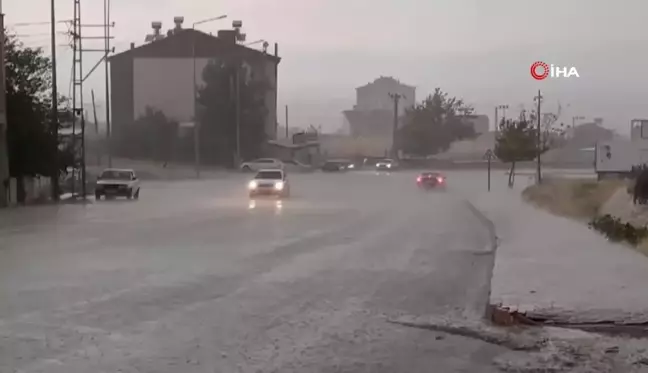 Malatya'da Sağanak Yağış Etkili Oluyor, Yollar Göle Döndü