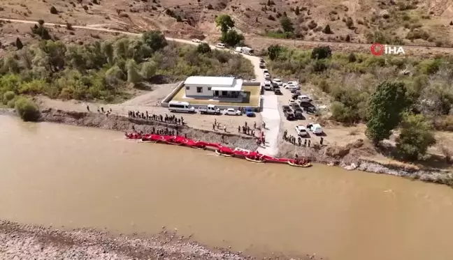 Rafting yapan gaziler Karasu Nehri'nde 50 metre uzunluğunda Türk bayrağı açtı