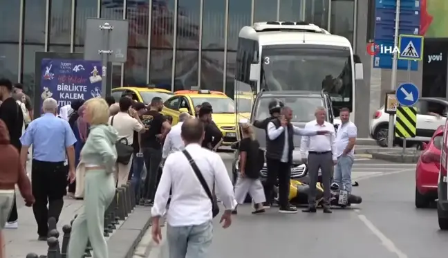 Taksim'de Hatalı Sollama Kazası: Motosiklet ile Lüks Araç Çarpıştı