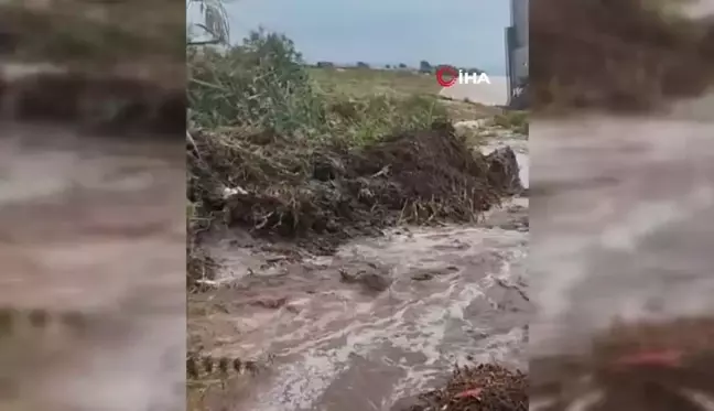 Ahlat'ta Sel Nedeniyle Kapanan Köy Yolları Açıldı