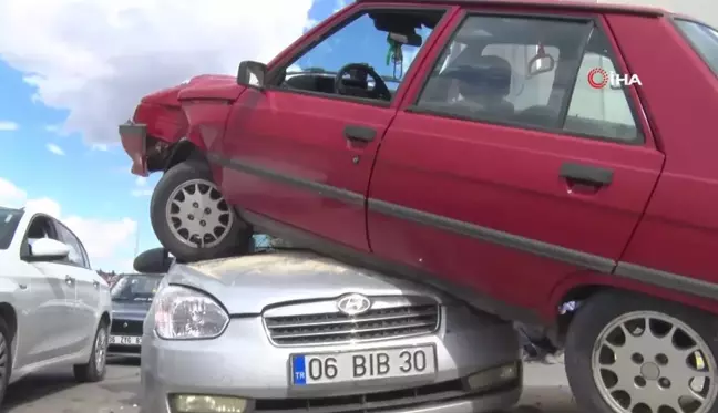 Ankara'da Kontrolden Çıkan Araç Başka Bir Otomobilin Üzerine Çıktı