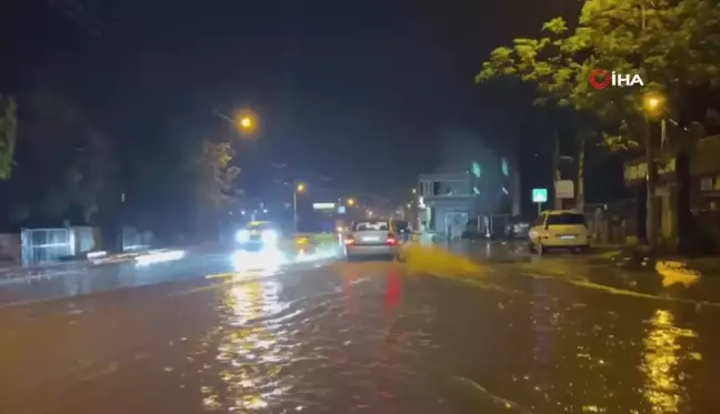 Hatay'da Şiddetli Yağış Caddeleri Göle Döndürdü