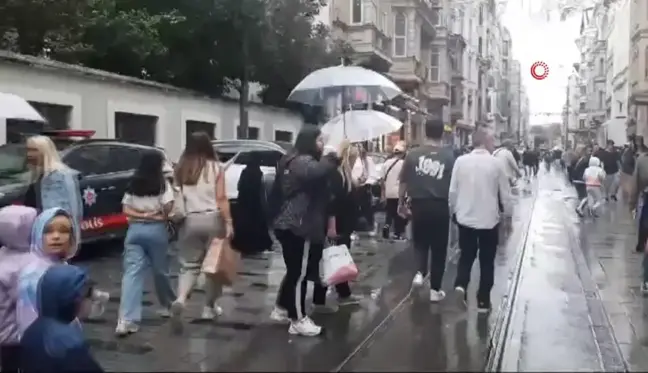 Taksim Meydanı'nda Sağanak Yağış Zor Anlar Yaşattı