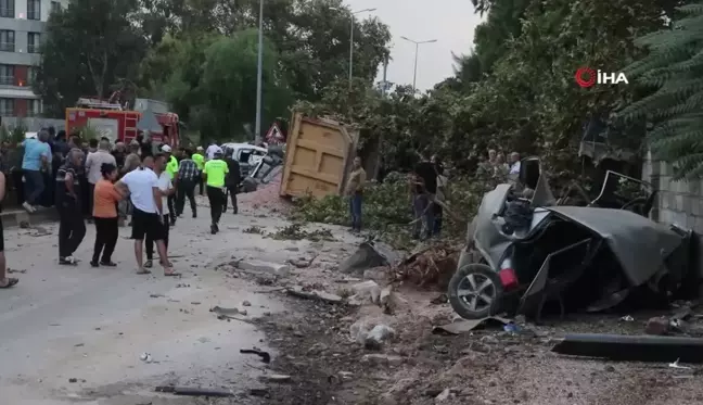 Hatay'da Hafriyat Kamyonu Kaza Yaptı: 4 Yaralı