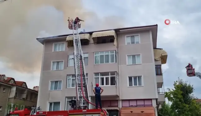 Sakarya'da 4 Katlı Binada Çatı Yangını Paniğe Neden Oldu