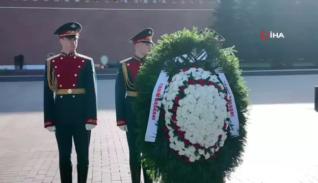 TBMM Başkanı Kurtulmuş, Moskova'da Meçhul Asker Anıtı'na Çelenk Bıraktı