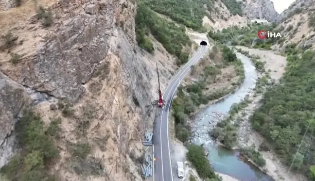 Tunceli-Erzincan Karayoluna Çelik Ağ Çekiliyor