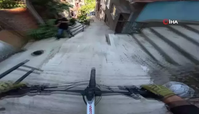 Bursa'da Downhill Sporcusu 225 Basamaktan Bisikletle İndi