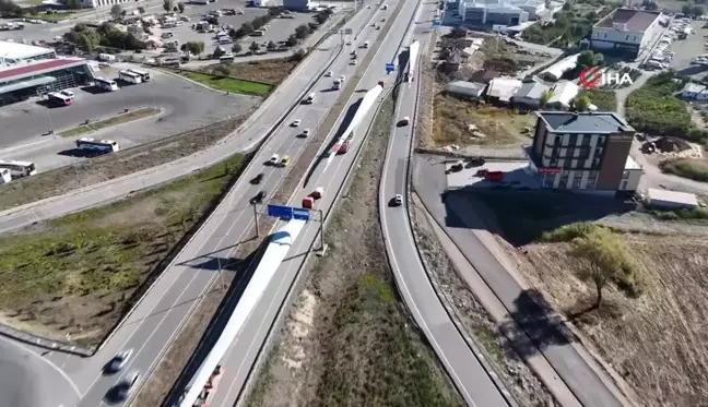 Dev Kanatların Nakliyesi Trafiği Aksattı