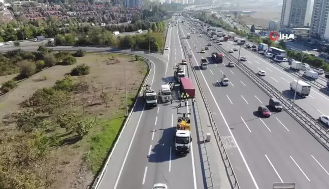 Tem Otoyolu'nda Tır Devrildi, Yan Yol Trafiğe Kapandı