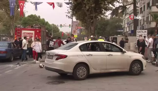 Kadıköy'de Kontrolden Çıkan Otomobil Aydınlatma Direğine Çarptı