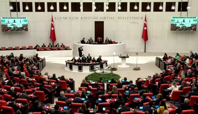 Meclis'te Yeni Yasama Yılı Açılışı... Cumhurbaşkanı Erdoğan'ın Genel Kurul'a Gelişinde Bazı CHP'li Vekiller Ayağa Kalkmadı, Bazıları Salona Girmedi