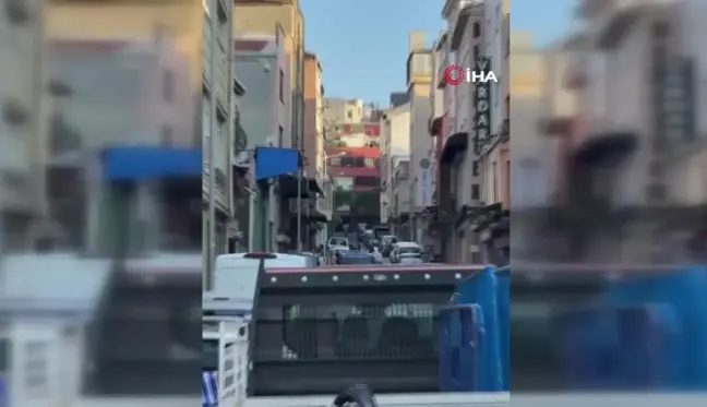 Beyoğlu'nda 3 Katlı Binada Kısmi Çökme: 3 Araç Hasar Gördü