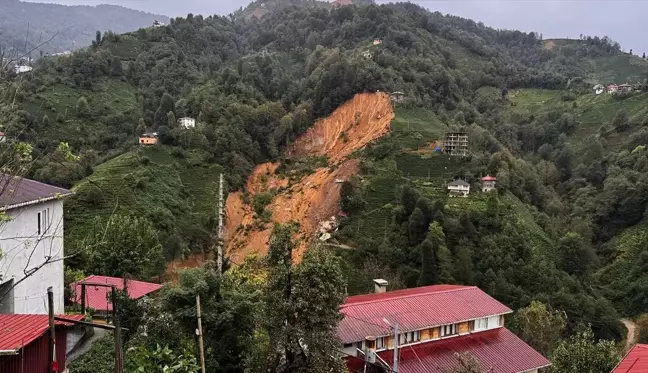 Rize'de Heyelan: 2 Ev Toprak Altında Kaldı, 3 Ev Tahliye Edildi