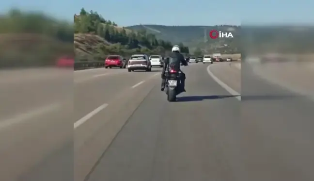 Motosiklet Üzerinde Dans Eden Sürücü Trafik Kurallarını İhlal Etti