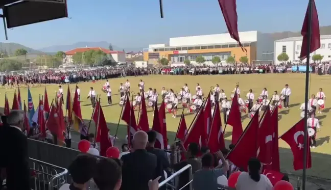 Muğla'da Atatürk'ün Posterine Yer Verilmeyen Geçiş Töreninde, Öğrencilere Erdoğan'ın Fotoğrafı Taşıtıldı