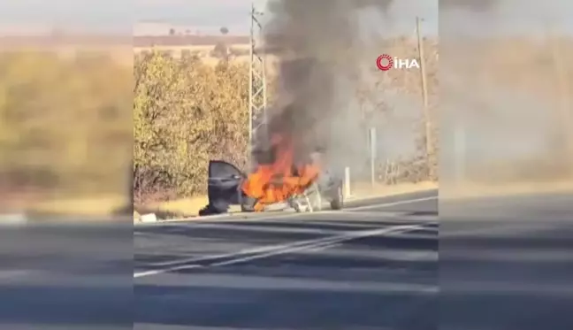 Elazığ'da Seyir Halindeki Otomobil Alev Alev Yandı