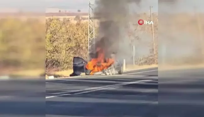 Elazığ'da Seyir Halindeki Otomobil Yangınında Araç Küle Döndü