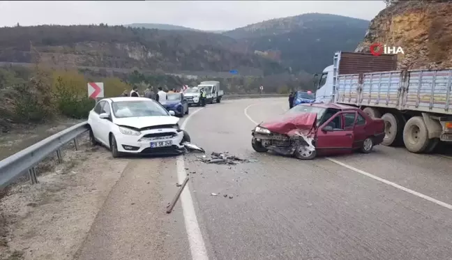 Karabük'te İki Otomobil Çarpıştı: 8 Yaralı