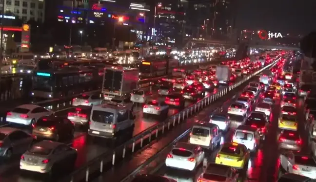 İstanbul'da Trafik Yoğunluğu Yüzde 90'a Ulaştı