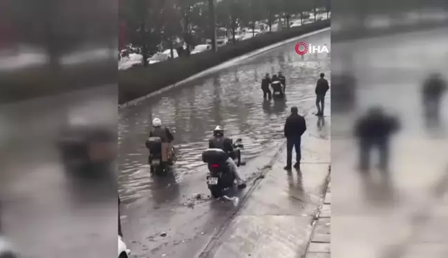 İzmir'de Sağanak Yağış Hayatı Olumsuz Etkiledi