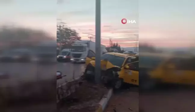 Konya'da Ticari Taksi Direğe Çarptı: 3 Yaralı