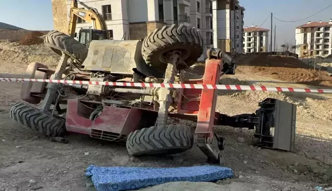 Şantiyede çalıştırmak istedikleri kepçe devrildi, 2 genç hayatını kaybetti