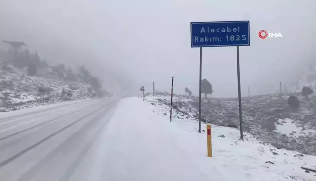 Antalya'da Mevsimin İlk Karı Yağdı